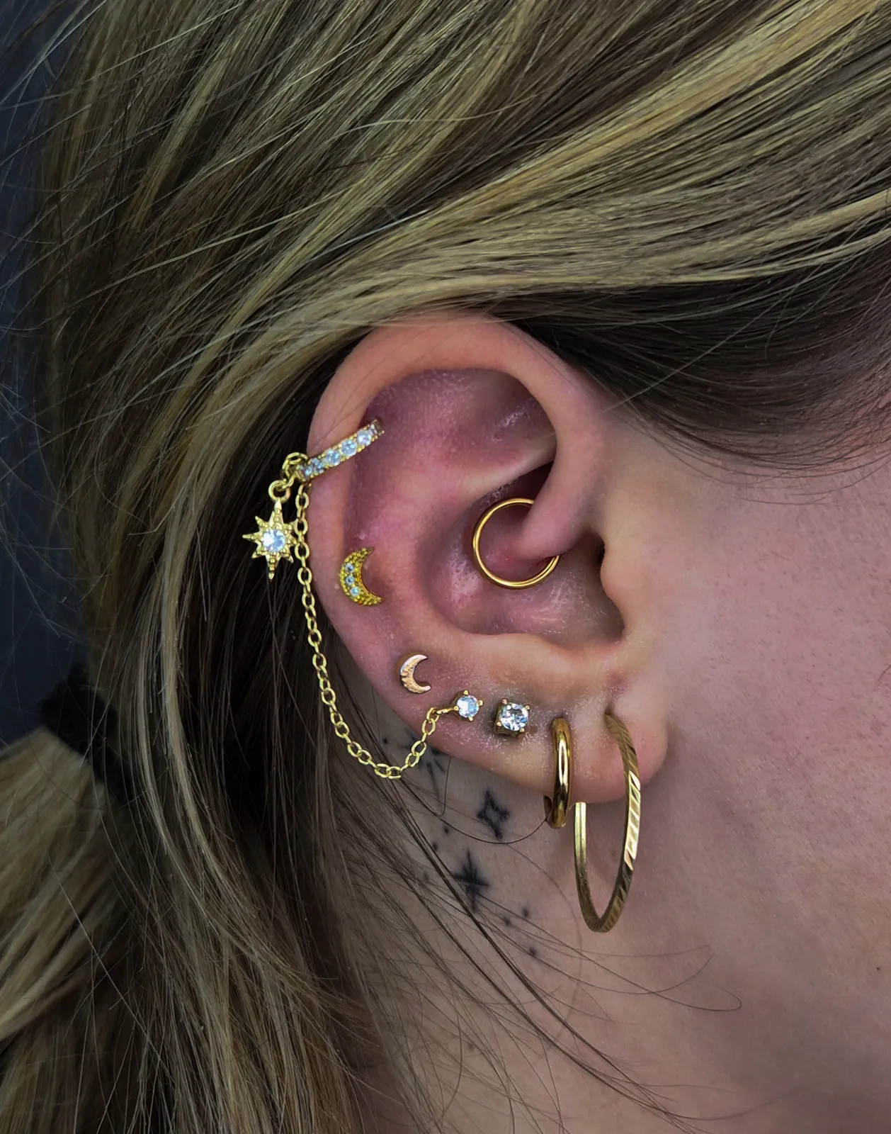 Ear stack so zlatými šperkami